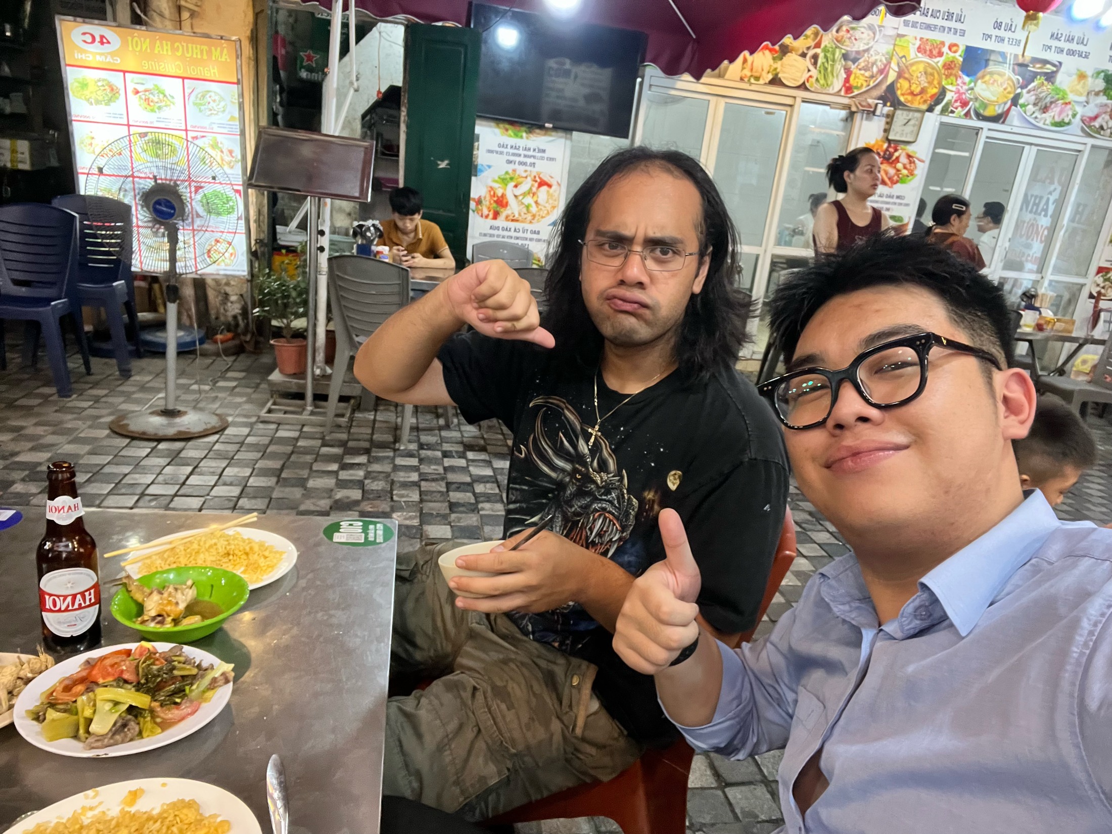 Chụp ảnh cùng khách bên bàn ăn