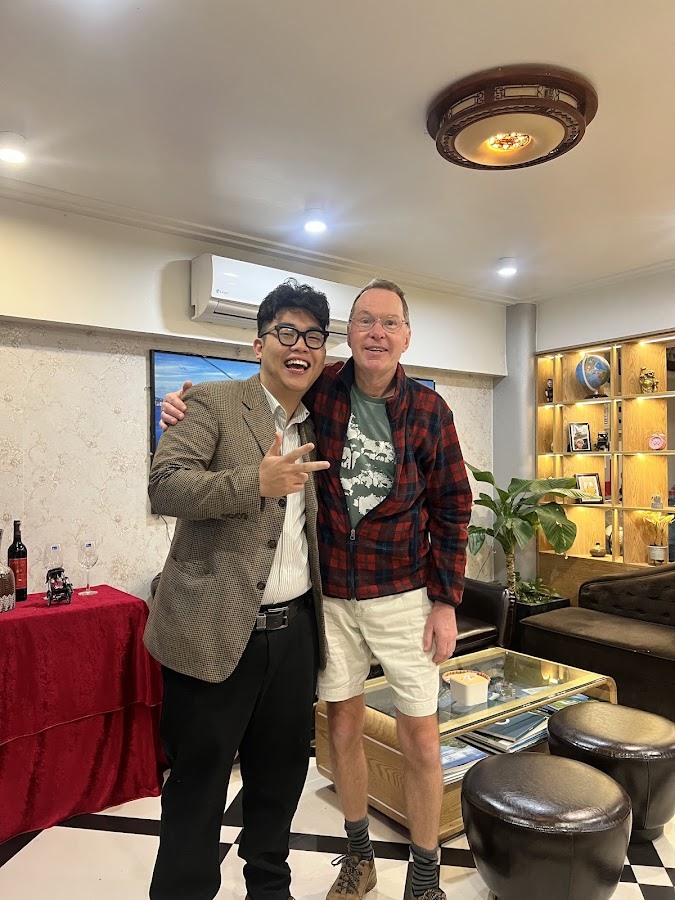Hai người chụp ảnh lưu niệm trong sảnh