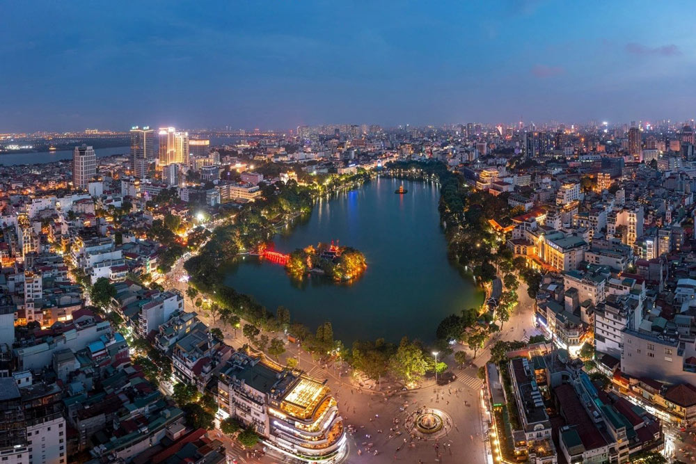 Ánh đèn quanh Hồ Hoàn Kiếm, Hà Nội khi trời tối
